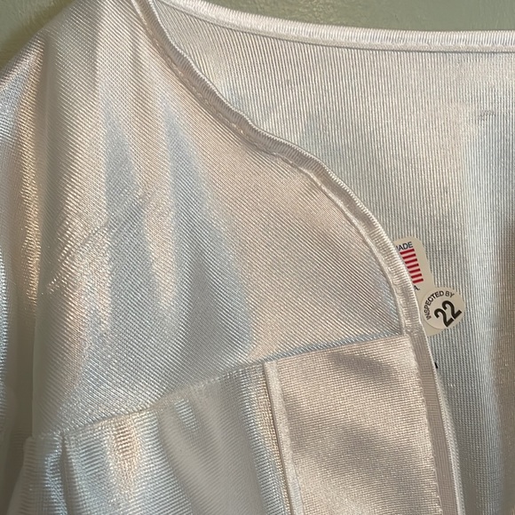 White Graduation Gown (Robe) - Picture 4 of 5